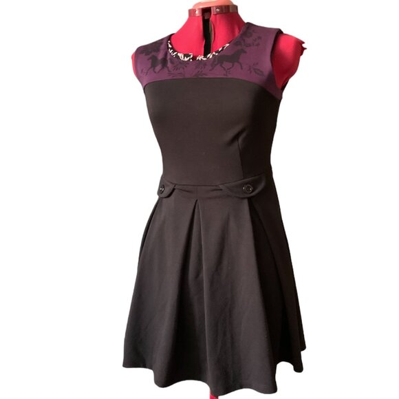 EVE LAVOIE - Asymmetrical short sleeveless dress black and burgundy  horse print - Picture 1 of 12